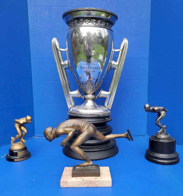 speed skaters four pieces crp.jpg (355093 bytes)