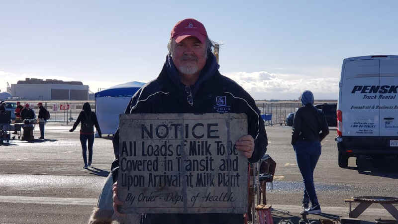 Milk Sign (1).jpg (100807 bytes)